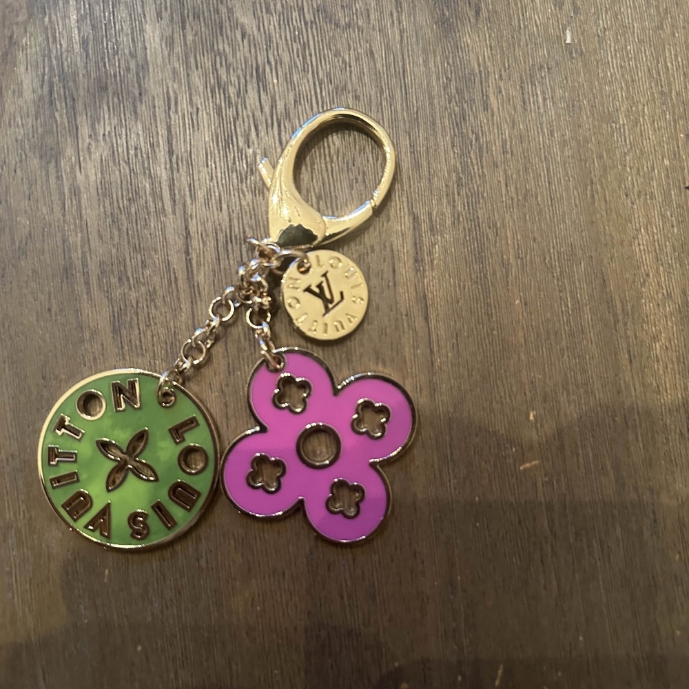 Louis Vuitton Enamel Bag Charm Keychain Flower Logo - Picture 2 of 2
